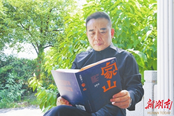 9月20日，王跃文在家中阅读。