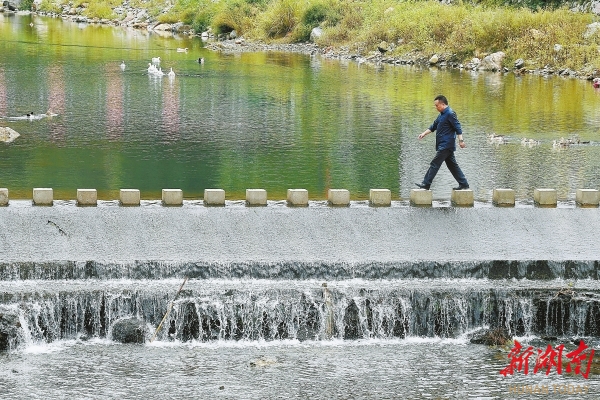 溆浦县北斗溪镇，王跃文家乡溪水的跳桥。
