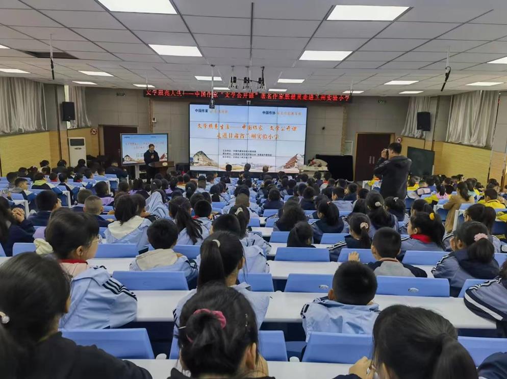 作家殷健灵在兰州实验小学授课