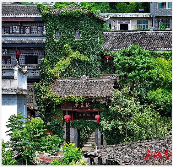 凤凰县山江镇，绿树掩映中的中国苗族博物馆。