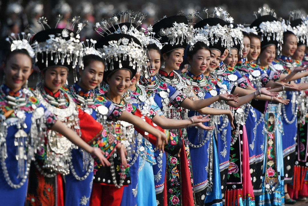 苗族同胞身着苗族节日盛装在凤凰古城巡游。