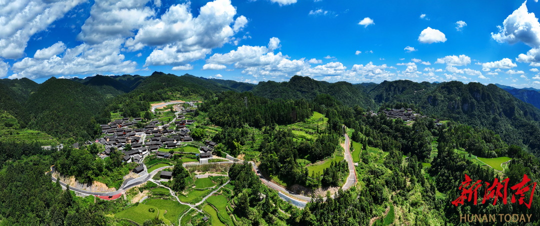 蓝天白云下的花垣县双龙镇十八洞村。
