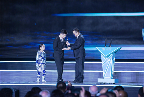 第81届雨果奖颁奖典礼现场，刘慈欣向海漄授予奖杯。 （成都世界科幻大会组委会供图）