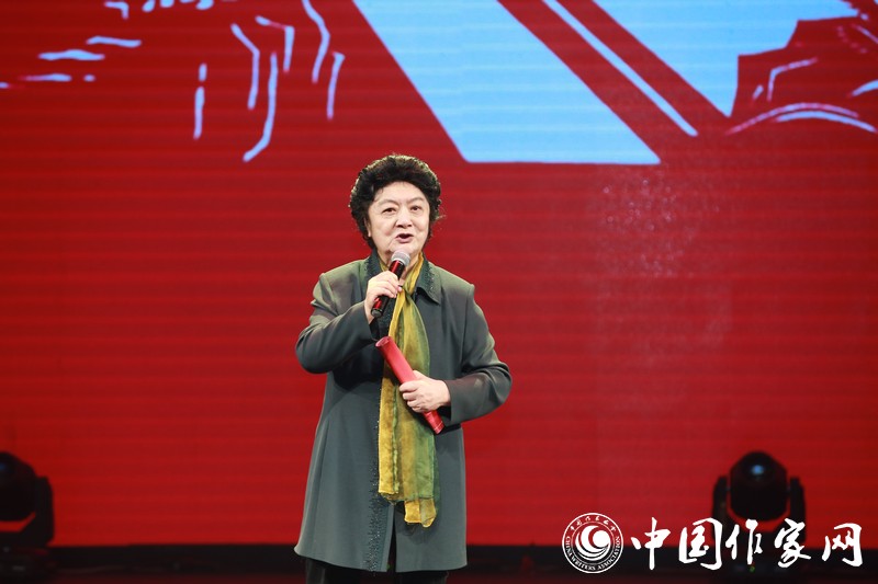 张筠英朗诵