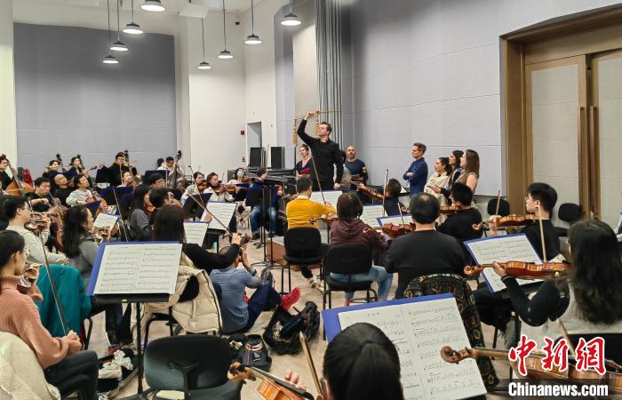 11月8日下午，费城交响乐团指挥特里斯坦·瑞斯·舍曼正在中国交响乐团排练厅指挥排练。　中新社记者 应妮 摄