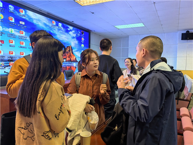 会后，苏州大学学生与嘉宾交流