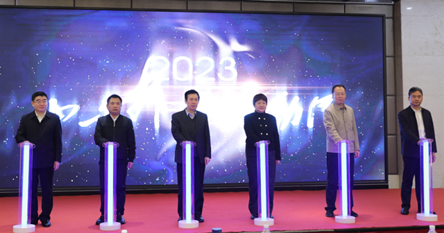 张炜、何向阳、彭学明、鲍坚、赵艺丁、王义朴共同按下2023山东作家活动周启动键，山东作家活动周正式启动。