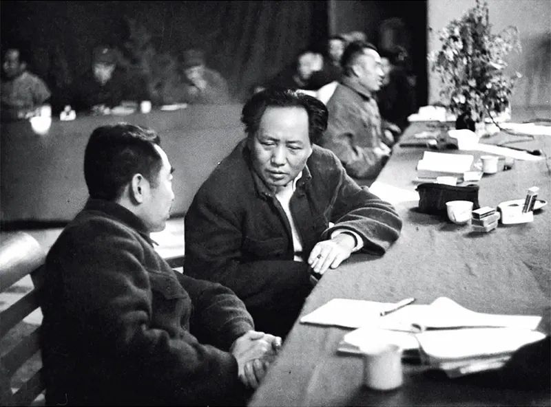 1945年召开的党的七大，确立毛泽东思想为党的指导思想，使全党在思想上政治上组织上达到空前统一和团结。图为毛泽东、周恩来、朱德同志在七大主席台上。 新华社发