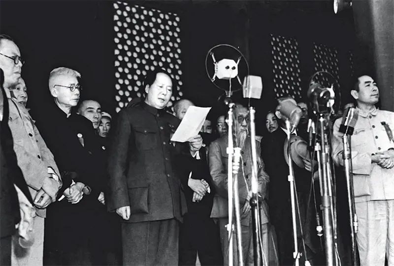 1949年10月1日下午3时，开国大典在天安门广场隆重举行。毛泽东同志庄严宣告：“中华人民共和国中央人民政府今天成立了。” 新华社发