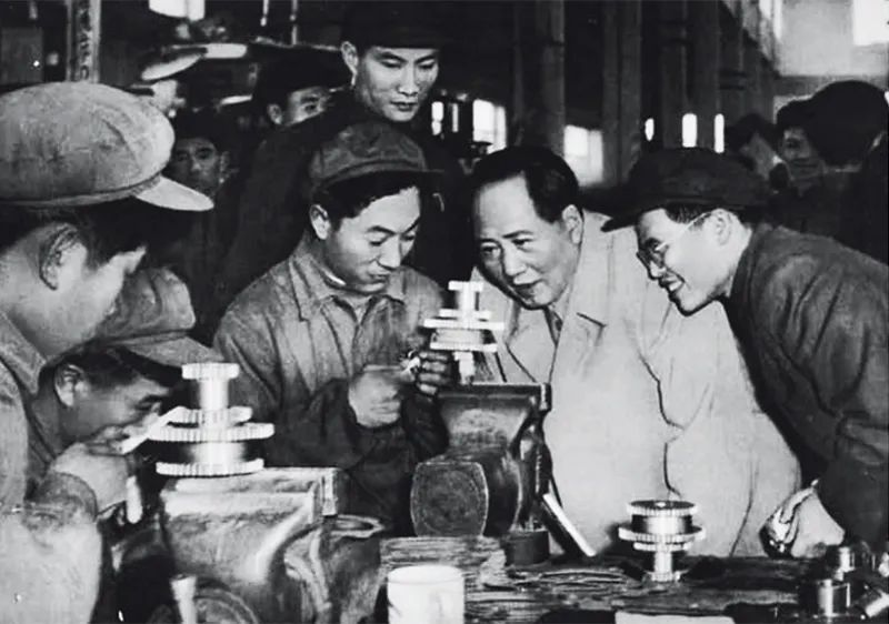 毛泽东同志作为中国现代化事业的开拓者，一生都在为中国这样一个古老的东方大国实现现代化而上下求索，建立了不朽功勋。图为1956年，毛泽东同志视察天津拖拉机厂（资料图片）。