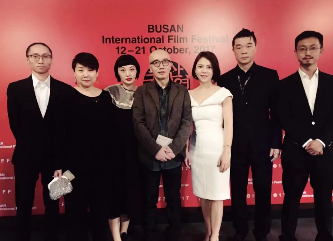 2017年，韩东（左四）参加釜山国际电影节，与《在码头》剧组合影。