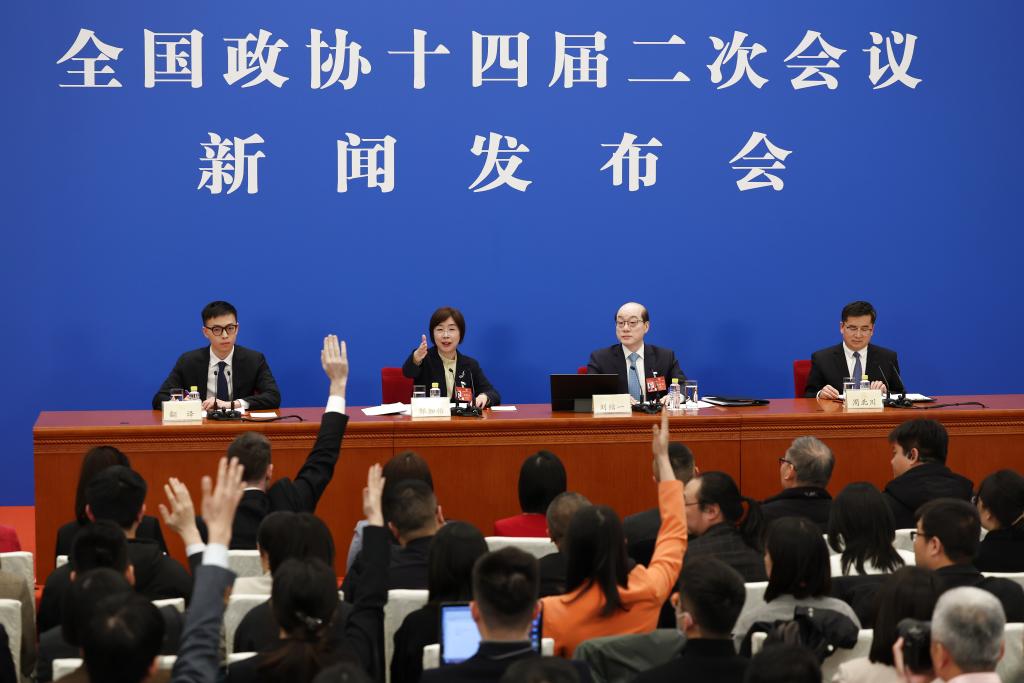3月3日，全国政协十四届二次会议新闻发布会在北京人民大会堂举行。大会新闻发言人刘结一向中外媒体介绍本次大会有关情况并回答记者提问。这是记者在发布会上举手提问。新华社记者 金立旺 摄