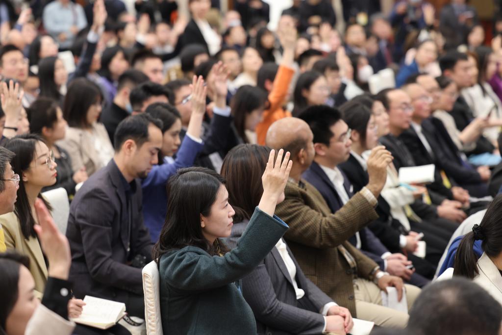3月3日，全国政协十四届二次会议新闻发布会在北京人民大会堂举行。大会新闻发言人刘结一向中外媒体介绍本次大会有关情况并回答记者提问。这是记者在发布会上举手提问。 新华社记者 邢广利 摄