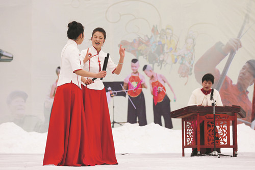 2月21日，演员在河南省平顶山市宝丰县马街书会表演河南坠子《咱们的中国节》。 （新华社发 何五昌 摄）