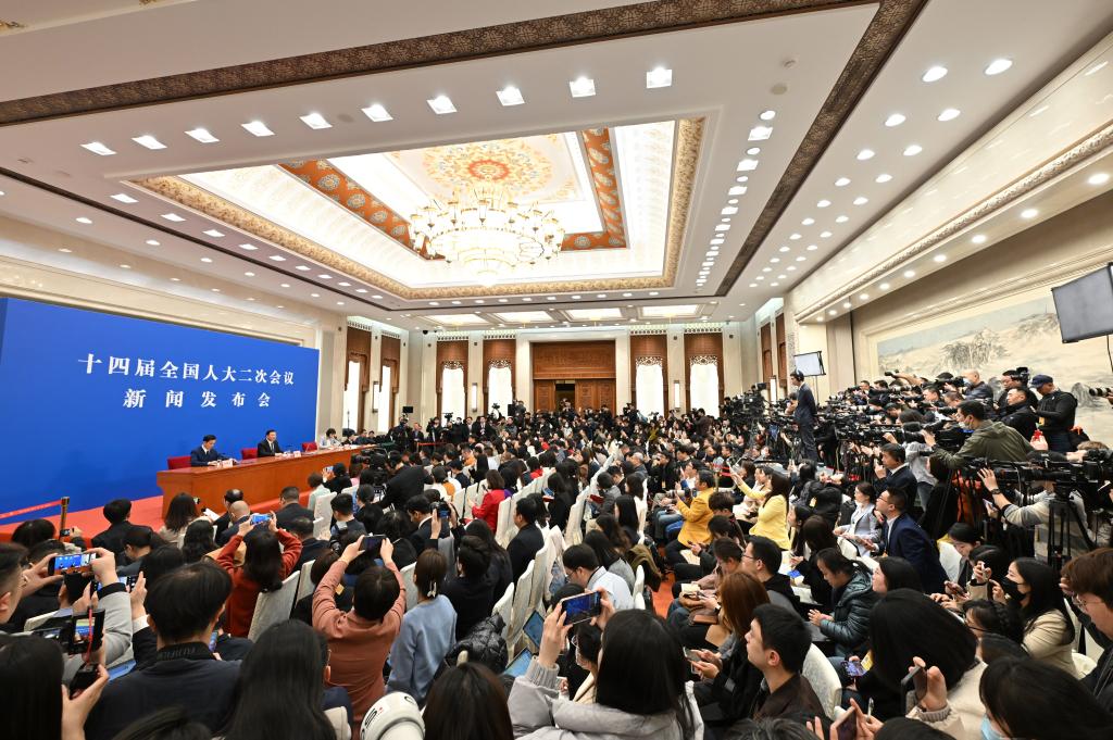 3月4日，十四届全国人大二次会议在北京人民大会堂举行新闻发布会。大会发言人娄勤俭就大会议程和人大工作相关问题回答中外记者的提问。 新华社记者 才扬 摄