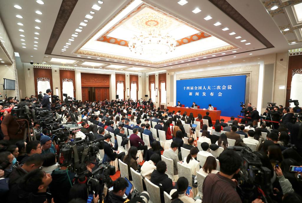 3月4日，十四届全国人大二次会议在北京人民大会堂举行新闻发布会。大会发言人娄勤俭就大会议程和人大工作相关问题回答中外记者的提问。 新华社记者 卢烨 摄