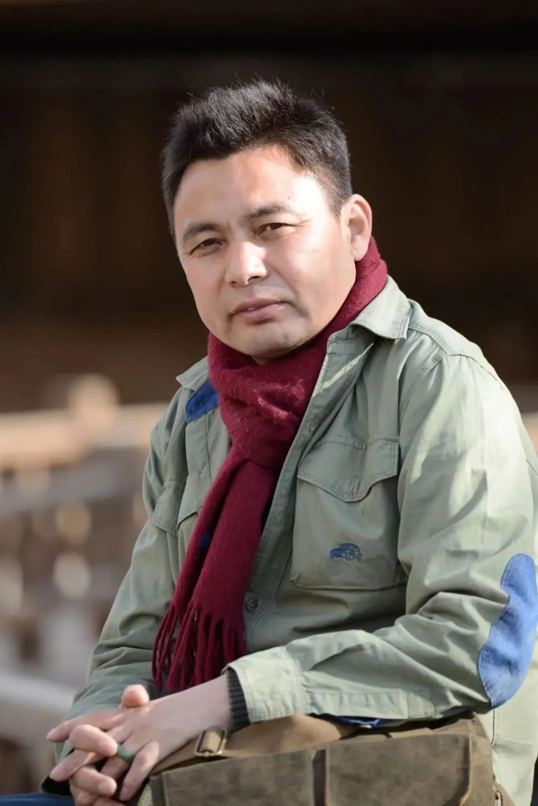 龙仁青，先后在《人民文学》《中国作家》《十月》《民族文学》《青年文学》等刊发表原创、翻译作品四百余万字，出版《光荣的草原》《咖啡与酸奶》《孔雀翎上的雪峰》等作品三十余部。作品曾获全国少数民族文学创作“骏马奖”、汉语文学“女评委”大奖、三毛散文奖、青海文学艺术奖等，多次被《小说月报》《小说选刊》《散文选刊》《散文海外版》等转载，入选《中国短篇小说年选》《中国散文20家》等多种年度选本。部分作品被译为英、意、日等国文字。