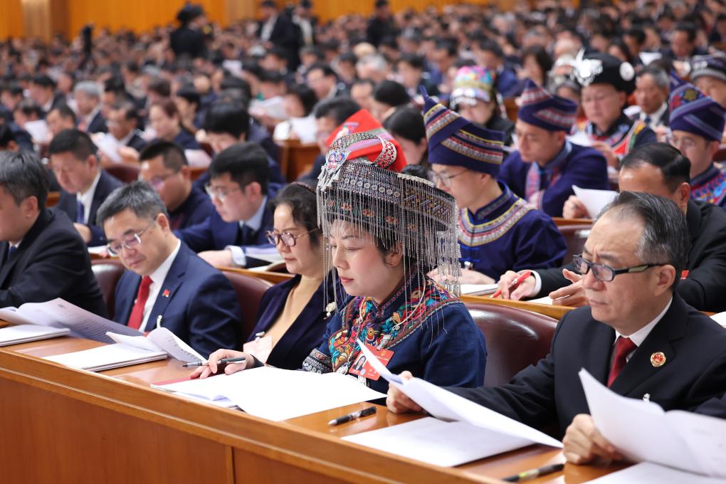 3月5日，第十四届全国人民代表大会第二次会议在北京人民大会堂开幕。这是代表们在认真听会。新华社记者 刘卫兵 摄