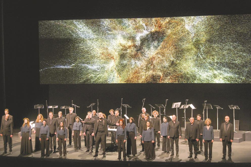 荷兰室内合唱团昨晚在上海大剧院为沪上观众带来新媒体合唱音乐会《梵高与我》。（叶辰亮摄）