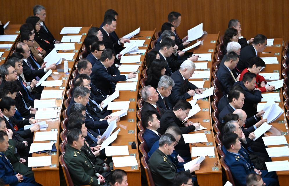 3月7日，全国政协十四届二次会议在北京人民大会堂举行第二次全体会议。这是委员们在认真听会。 新华社记者 陈晔华 摄