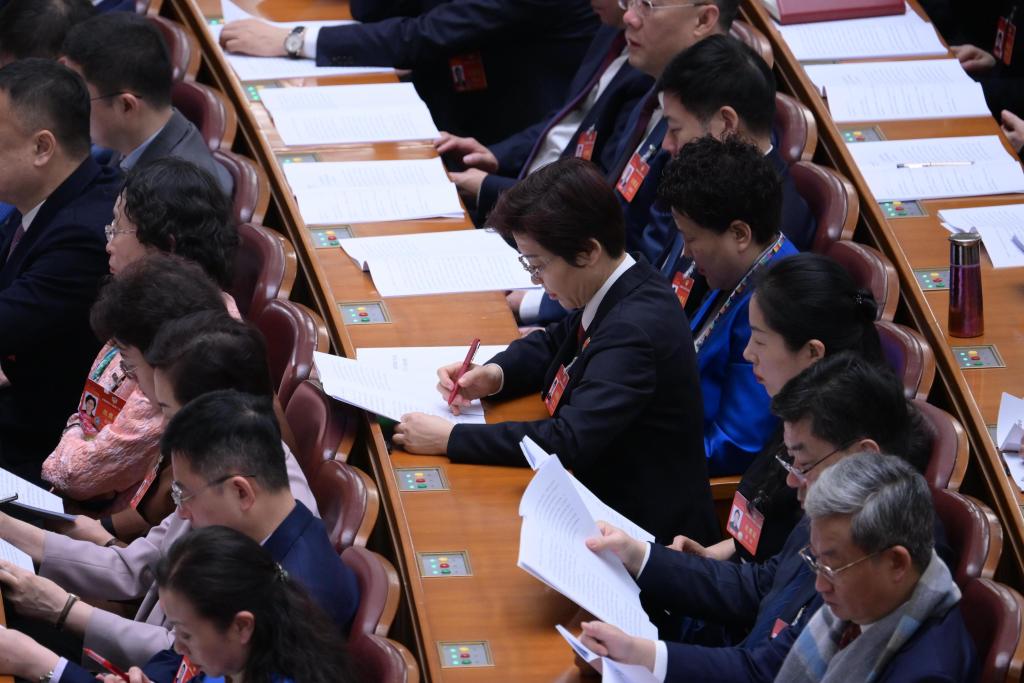 3月7日，全国政协十四届二次会议在北京人民大会堂举行第二次全体会议。这是委员们在认真听会。 新华社记者 李贺 摄