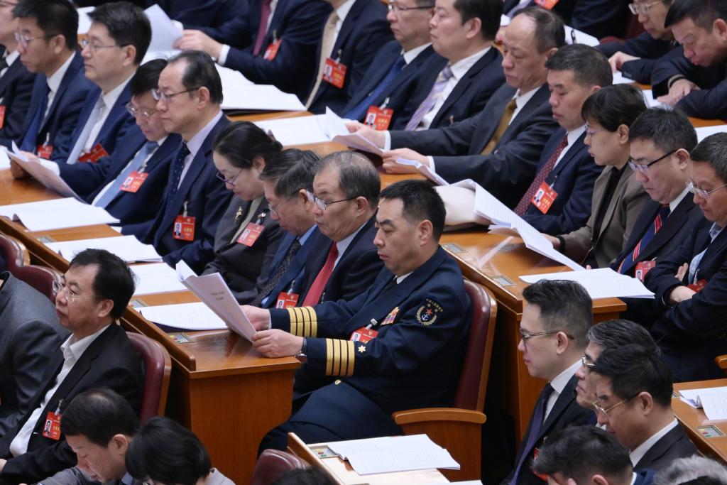 3月7日，全国政协十四届二次会议在北京人民大会堂举行第二次全体会议。这是委员们在认真听会。 新华社记者 李贺 摄