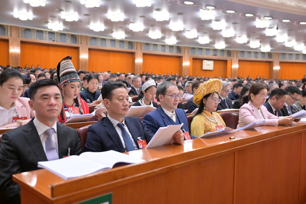 3月7日，全国政协十四届二次会议在北京人民大会堂举行第二次全体会议。这是委员们在认真听会。