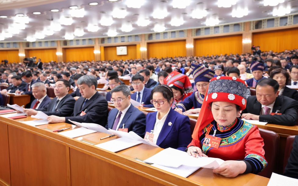 3月8日，十四届全国人大二次会议在北京人民大会堂举行第二次全体会议。这是代表们在认真听会。新华社记者 刘卫兵 摄