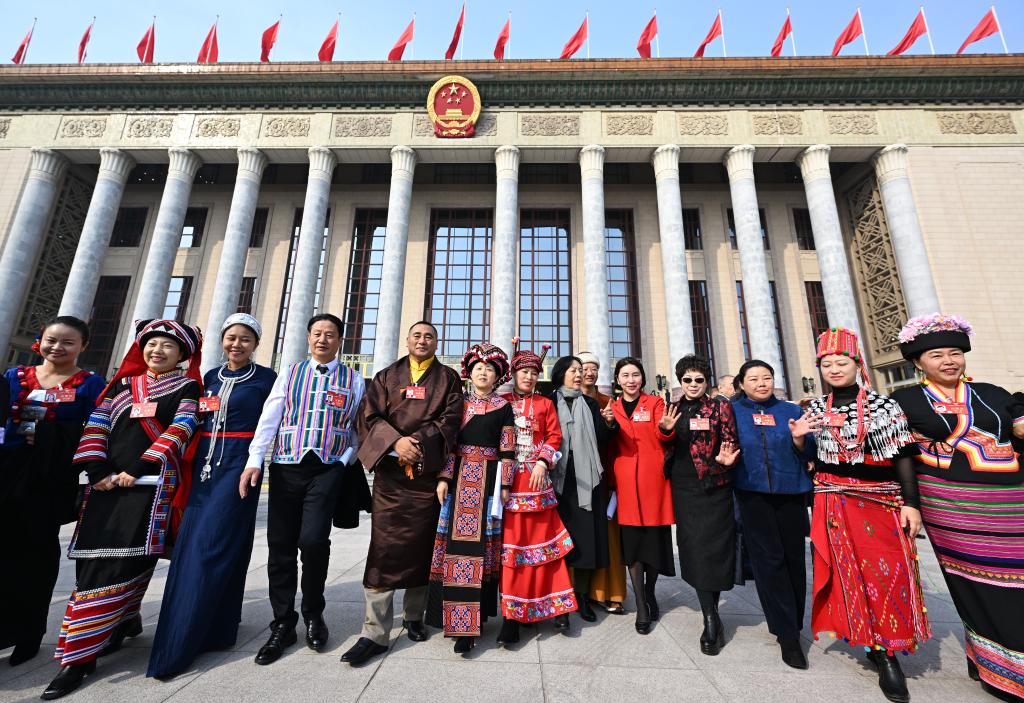 3月10日，中国人民政治协商会议第十四届全国委员会第二次会议在北京人民大会堂举行闭幕会。这是闭幕会后，委员们走出人民大会堂。新华社记者 陈晔华 摄