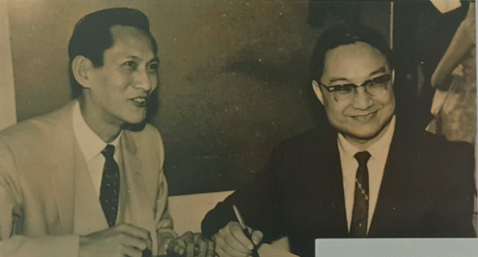 1963年，金庸（右）出售《倚天屠龙记》版权，此为签约现场照片