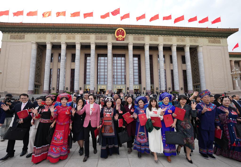 3月11日，第十四届全国人民代表大会第二次会议在北京人民大会堂举行闭幕会。这是闭幕会后，代表们走出人民大会堂。新华社记者 王毓国 摄