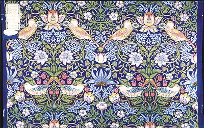 　威廉·莫里斯设计的家居纺织物《草莓小偷》。 　　清华大学艺术博物馆供图
