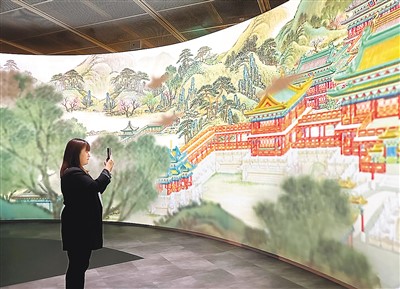 　“圆明园——清代皇家园居文化”特展以多媒体技术重现圆明园昔日风光。图为观展市民拍照留念。 　　本报记者 陈 然摄