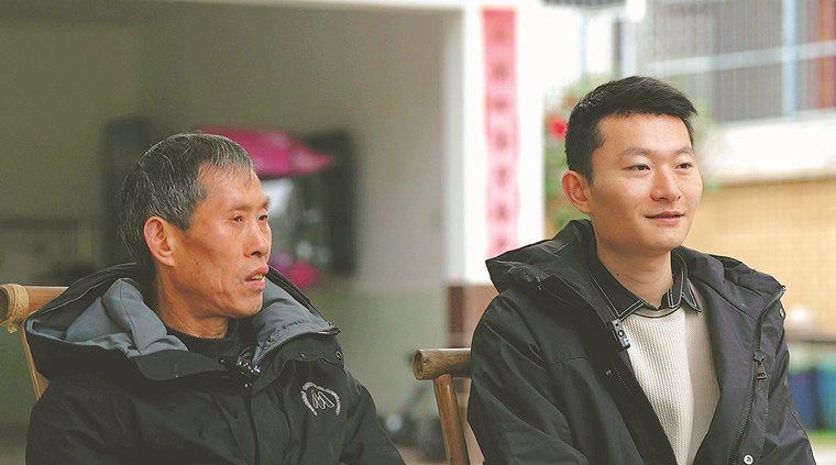 邓春生（左）、邓旭东接受本报记者采访