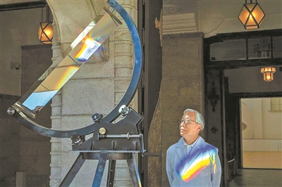 杉本博司与玻璃棱镜。图片由杉本博司工作室提供