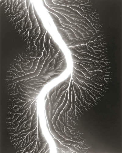 杉本博司，《放电场225》，2009，明胶银盐相纸，149.2×119.4cm。公式Hiroshi Sugimoto，图片由艺术家提供