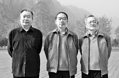 北京师范大学文艺学研究中心“三老”程正民（右）、童庆炳（中）、李壮鹰在一次学术会议上合影。