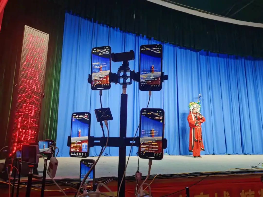 河北武安县的观众用手机直播戏曲演出 中国艺术报记者 金涛 摄