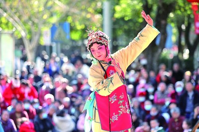 在湖南资兴市人民广场，演员在舞台上表演花鼓戏。新华社发