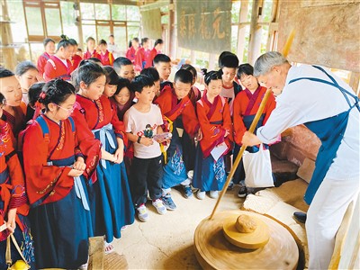 邛崃市西街小学学生在邛窑国家考古遗址公园观看窑工演示古法拉坯
