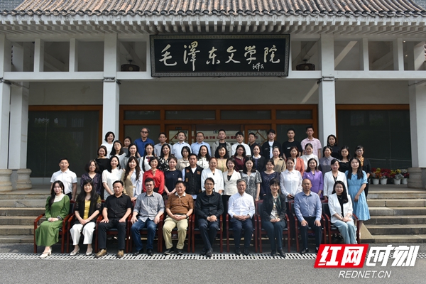 参加开学典礼的嘉宾和学员们合影留念。