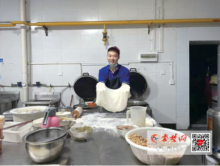 徐志海每天忙着做饼谋生。