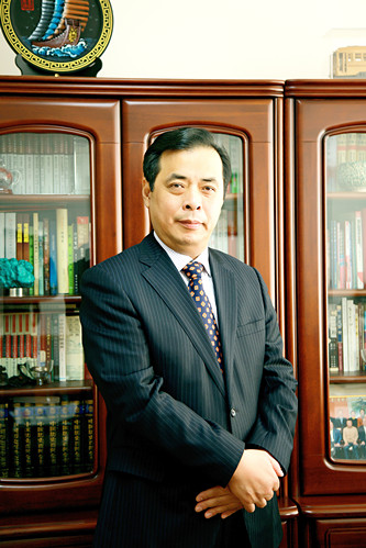 老藤，本名滕贞甫，辽宁省政协文史委副主任。出版长篇小说《刀兵过》《北障》《北爱》《草木志》等11部，小说集《熬鹰》《无雨辽西》等8部，随笔集《儒学笔记》等3部，“老藤作品典藏（15卷）”。曾获全国“五个一工程”奖、东北文学奖、百花文学奖等，作品多次入选各种年榜及选本，以多种文字译介到国外。