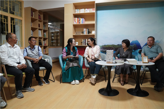 中国作协采访团与当地作家在文学书院交流对谈
