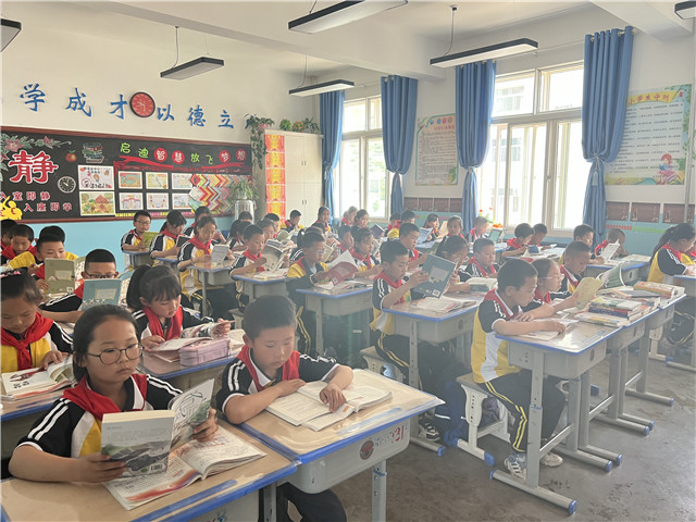 临潭县冶力关镇中心小学的孩子们