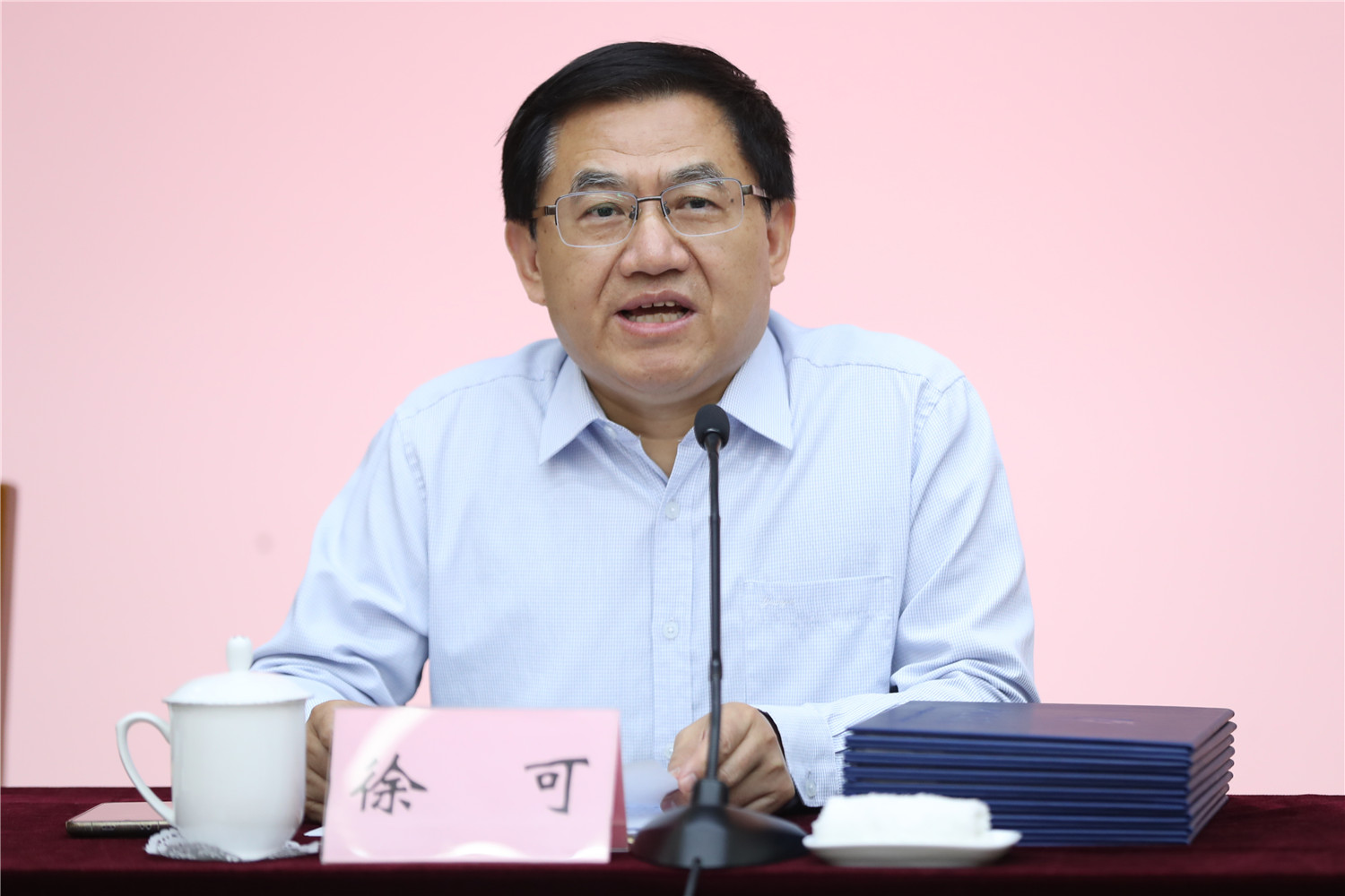 徐可主持结业典礼