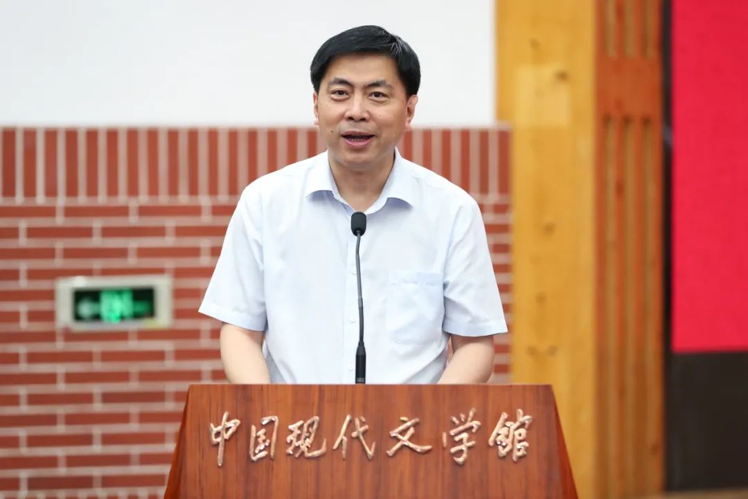 中国现代文学馆常务副馆长王军主持颁奖仪式