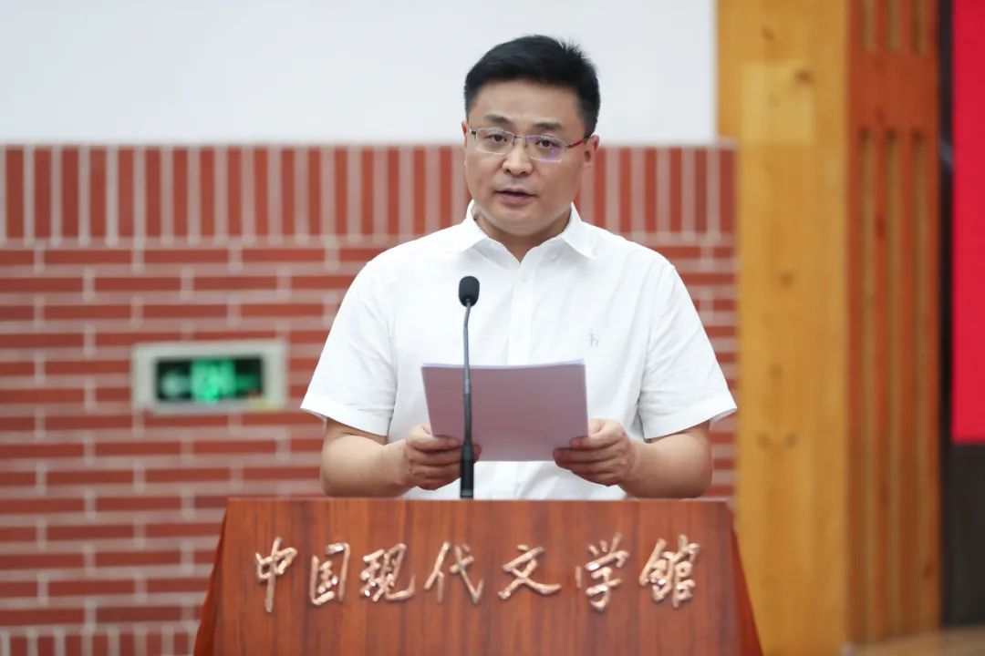 中国社科院民族文学研究所研究员刘大先宣读获奖名单及授奖词