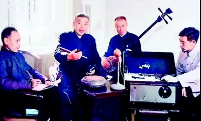 霍树棠在录制东北大鼓。图片由作者提供