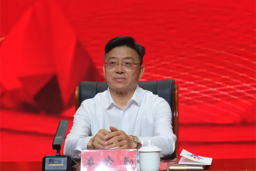 兵团党委宣传部副部长，兵团文联党组书记、主席潘峰勤致辞。（潘龙龙 摄）